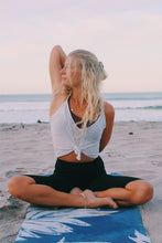 Cargar imagen en el visor de la galería, Yoga Mat Ultra Absorbente y Antideslizante | Eco-friendly y con Bolsa Porta Mat de Regalo