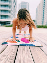 Cargar imagen en el visor de la galería, Yoga Mat Ultra Absorbente y Antideslizante | Eco-friendly y con Bolsa Porta Mat de Regalo