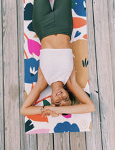 Cargar imagen en el visor de la galería, Yoga Mat Ultra Absorbente y Antideslizante | Eco-friendly y con Bolsa Porta Mat de Regalo