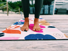 Cargar imagen en el visor de la galería, Yoga Mat Ultra Absorbente y Antideslizante | Eco-friendly y con Bolsa Porta Mat de Regalo