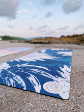 Cargar imagen en el visor de la galería, Yoga Mat Ultra Absorbente y Antideslizante | Eco-friendly y con Bolsa Porta Mat de Regalo